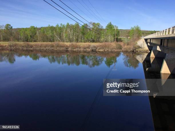 power lines crossing the androscoggin river in milan, new hampshire usa - cappi thompson 個照片及圖片檔