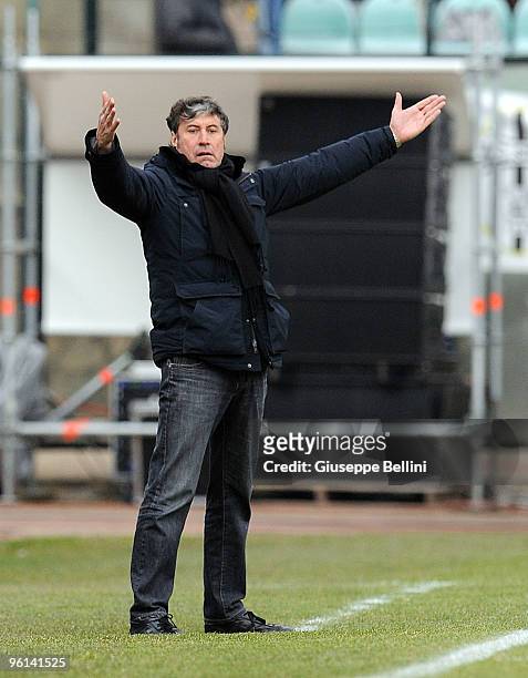 Alberto Malesani the head coach of Siena in action during the Serie A match between Siena and Cagliari at Artemio Franchi - Mps Arena Stadium on...
