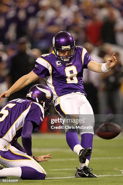 Kicker Ryan Longwell of the Minnesota Vikings kicks a field goal against the Dallas Cowboys during the NFC Divisional Playoff Game at Hubert H....