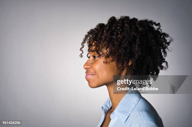 portrait of young adult african american woman - portrait profil stock-fotos und bilder