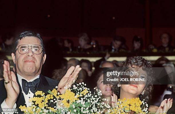 Comedian Jerry Lewis and his wife Sandee Pitnick applaud on March 12, 1984 at the Opera in Paris, at the occasion of the Pasteur Weizmann Gala...