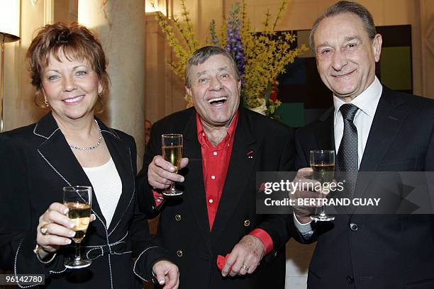 Actor Jerry Lewis , 80 year-old, poses next to his wife SanDee Pitnick after he received Paris city medal from Paris Mayor Bertrand Delanoe , 16...