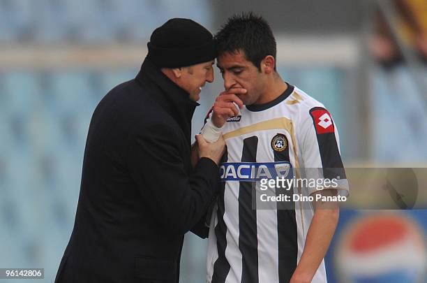 The head coach of Udinese Gianni De Biasi speaks whit Alexis Alejandro Sanchez during the Serie A match between Udinese and Sampdoria at Stadio...