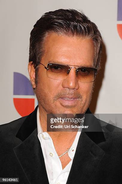 Willy Chirino arrives at Univision's "Unidos Por Hait?" event through the American Red Cross on January 23, 2010 in Miami, Florida.
