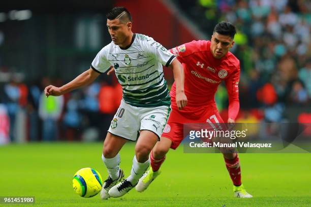 Osvaldo Martinez of Santos struggles for the ball against Leonel Lopez of Toluca during the Final second leg match between Toluca and Santos Laguna...