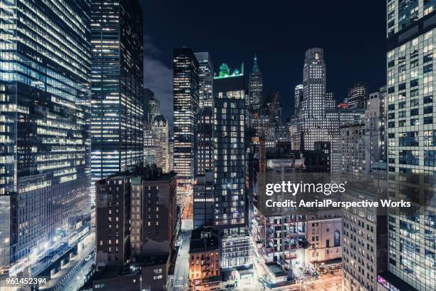 wolkenkrabbers in lower manhattan, new york - bright lights big city visions of new york at night stockfoto's en -beelden