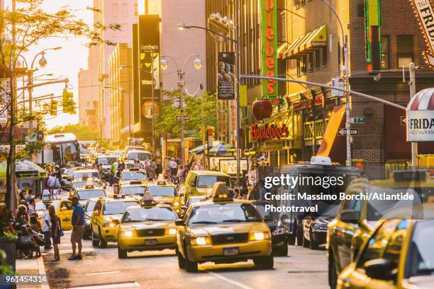 manhattan, times square, traffic in w 50th street - yellow taxi foto e immagini stock