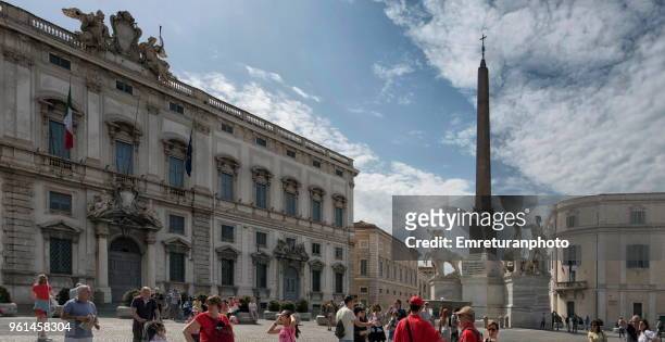quirinale square with  a staute in the middle and visiting crowds in rome. - emreturanphoto stock-fotos und bilder