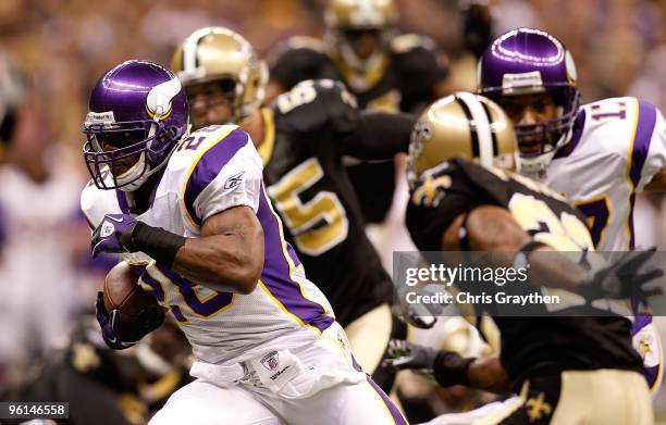 Adrian Peterson of the Minnesota Vikings runs for a 19-yard touchdown in the first quarter against the New Orleans Saints during the NFC Championship...