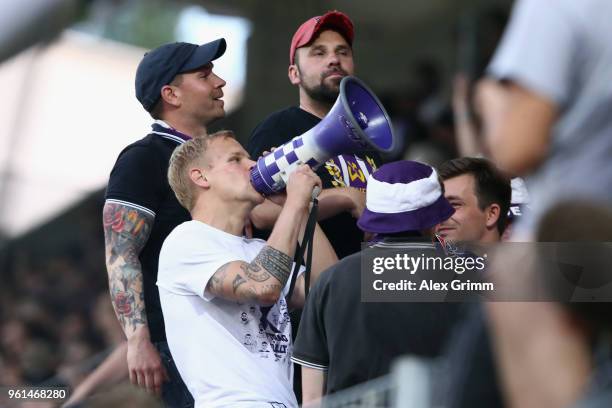 Soeren Bertram of Aue celebrates with the fans after his team won the 2. Bundesliga Playoff Leg 2 match between Erzgebirge Aue and Karlsruher SC at...