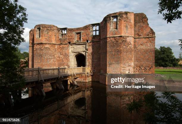 Gatehouse and approach bridge, Kirby Muxloe Castle, Leicestershire, 2006. Construction of the castle was begun in 1480 by William, Lord Hastings, a...