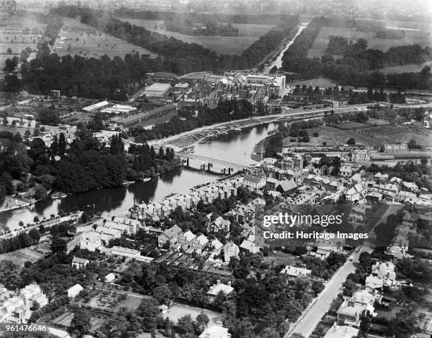 Hampton Court, Richmond-upon-Thames, London, 1920. Aerial view of Hampton Court Palace, the gardens and the River Thames. Artist Aerofilms.