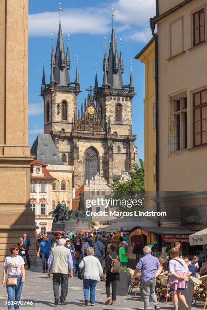 altstadt von prag - teynkirche stock-fotos und bilder