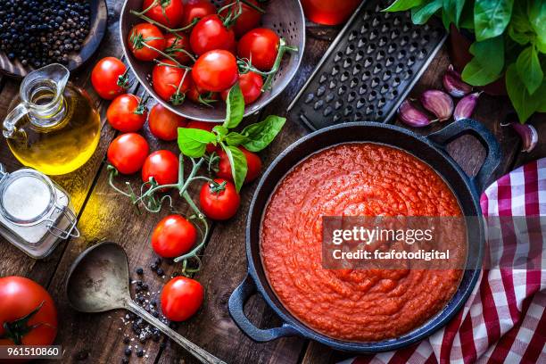 sauce tomate - mode de cuisson des aliments photos et images de collection