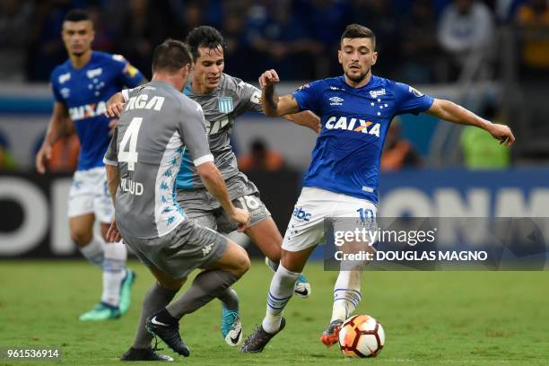 Giorgian De Arrascaeta of Brazil's Cruzeiro vies for the ball with Ivan Pillud and Augusto Solari of Argentina's Racing Club during their 2018 Copa...