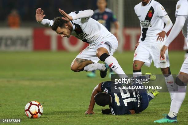Chile's Universidad de Chile player Jean Beausejour vies for the ball with Brazil's Vasco da Gama player Leandro Desabato during their Copa...