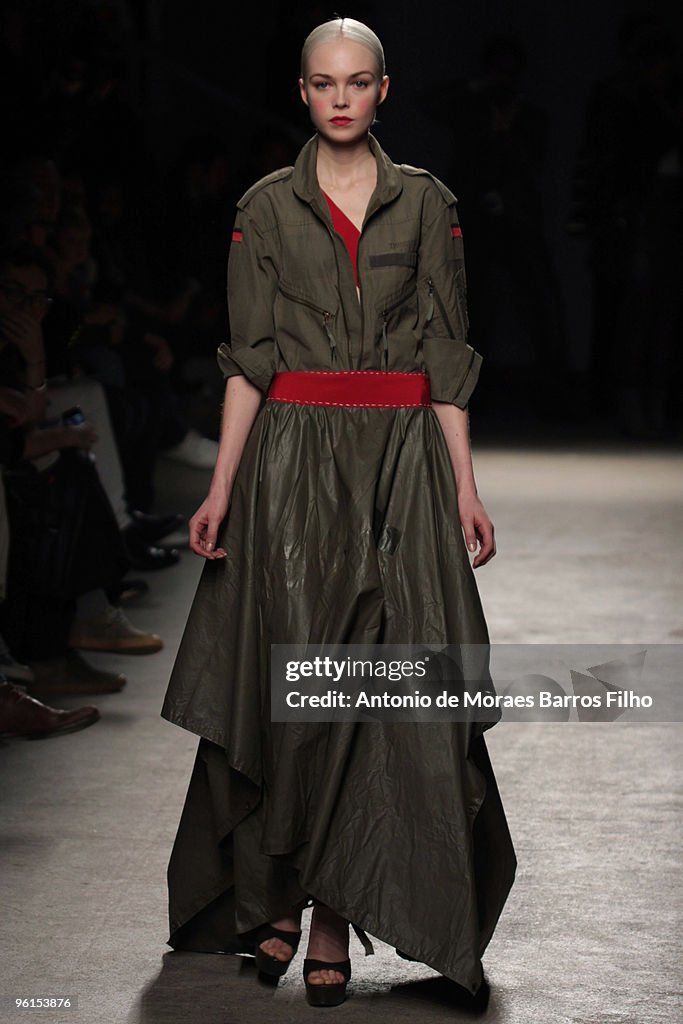 Paris Fashion Week Haute Couture S/S 2010 - Josephus Thimister