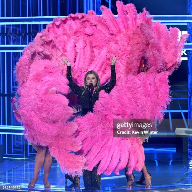 Singer Kelly Clarkson performs onstage at the 2018 Billboard Music Awards at the MGM Grand Garden Arena on May 20, 2018 in Las Vegas, Nevada.