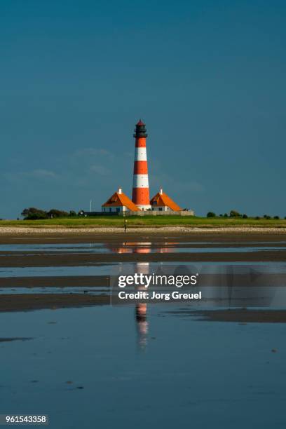 westerhever lighthouse - westerhever vuurtoren stockfoto's en -beelden