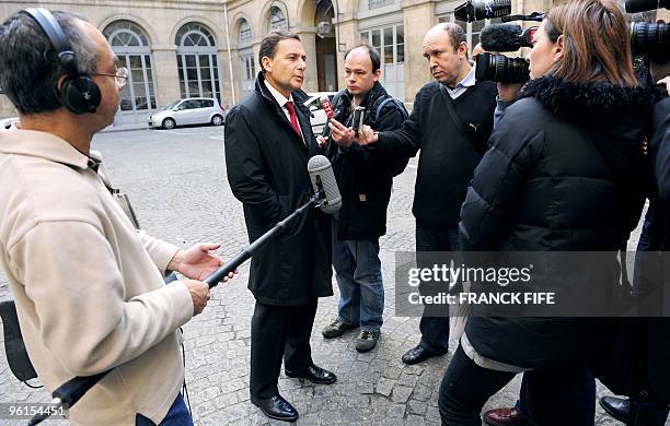 Le ministre de l'Immigration, Eric Besson répond aux questions des journalistes à l'issue d'une visite de l'Etat major de la Marine Nationale, le 25...