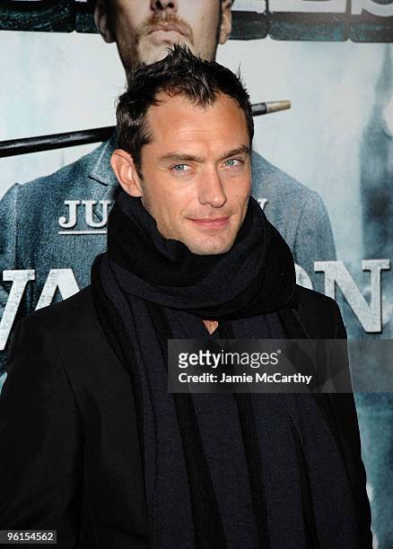 Actor Jude Law attends the New York premiere of "Sherlock Holmes" at the Alice Tully Hall, Lincoln Center on December 17, 2009 in New York City.