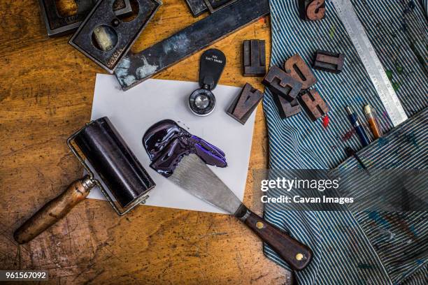 overhead view of letterpress stationary on table - table font view stock pictures, royalty-free photos & images