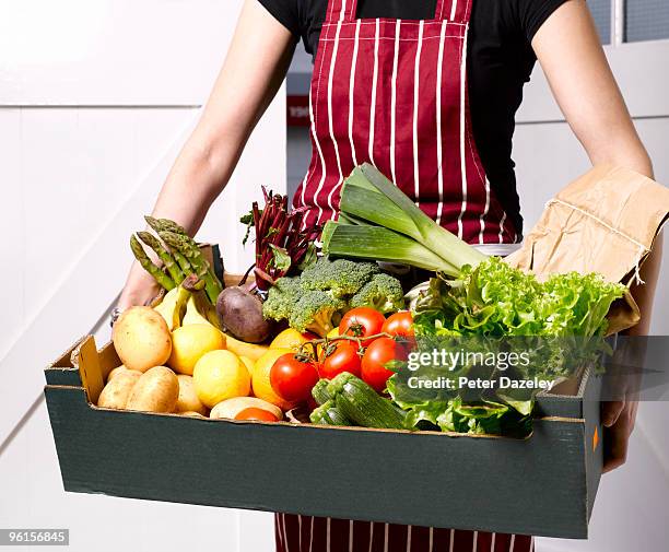 woman delivering fruit and vegetable box - 5 am tag stock-fotos und bilder