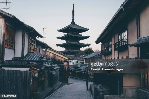 alley amidst houses leading towards yasaka pagoda - kioto prefectuur stockfoto's en -beelden
