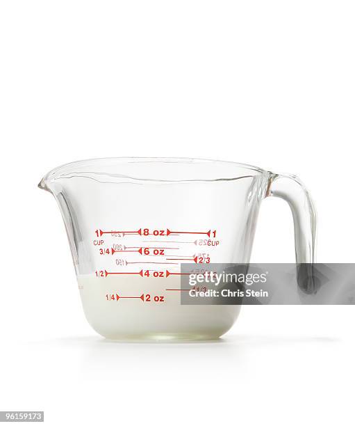 1/2 cup of milk - measuring cup imagens e fotografias de stock