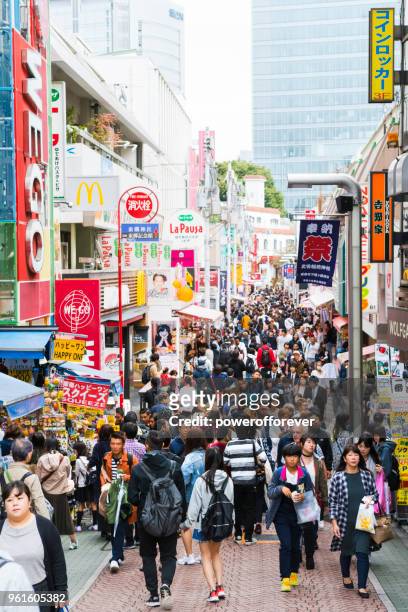 persone in via takeshita nel distretto di harajuku nel centro di tokyo, giappone - takeshita dori foto e immagini stock