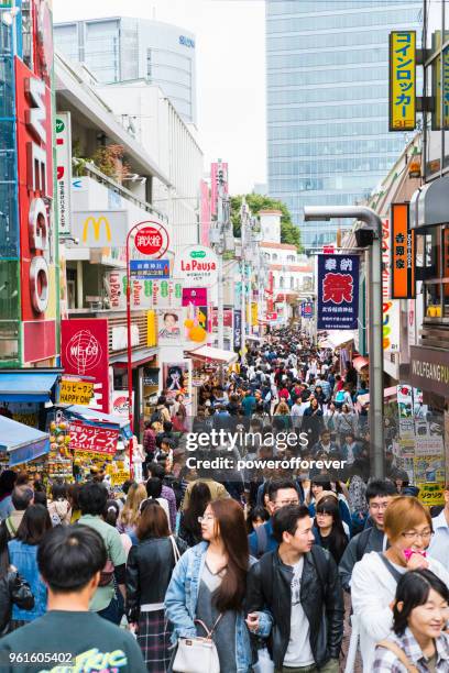 persone in via takeshita nel distretto di harajuku nel centro di tokyo, giappone - takeshita dori foto e immagini stock