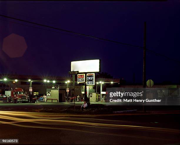 gas station at night - newark - new jersey imagens e fotografias de stock