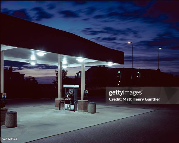 gas station - station-service photos et images de collection