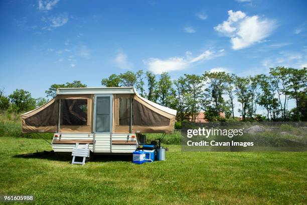 trailer home on grassy field against cloudy sky - trailer home stock pictures, royalty-free photos & images