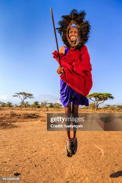 warrior van maasai stam uitvoeren van traditionele springen dans, kenia, afrika - masaï stockfoto's en -beelden