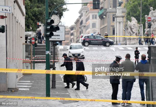 Policemen work on the site where a bomb alert occured, on May 23, 2018 at the "Credito Artigiano" bank Via della Conciliazione near the Vatican...