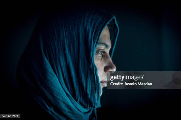 muslim woman profile in night - velo fotografías e imágenes de stock