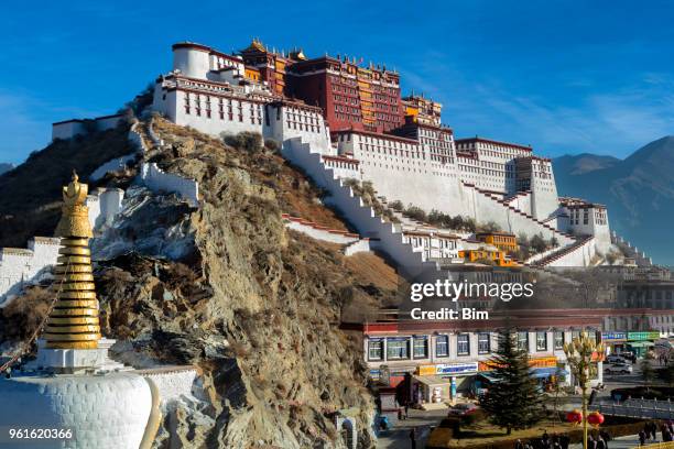 monasterio de potala en lhasa, región autónoma tíbet, china - dalai lama fotografías e imágenes de stock