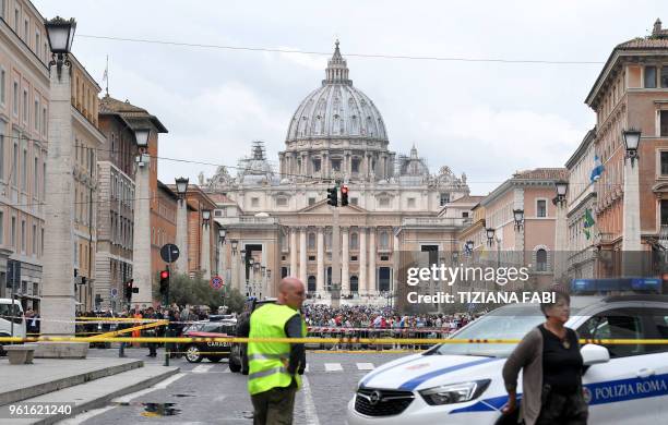 Police secures the area on the site of a bomb alert, on May 23, 2018 at the "Credito Artigiano" bank Via della Conciliazione near the Vatican during...