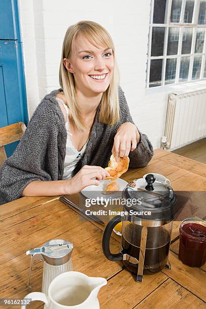 junge frau mit frühstück - coffee plunger stock-fotos und bilder