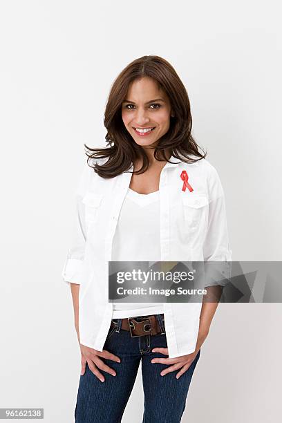 mujer usando cinta roja contra el sida - aids ribbon fotografías e imágenes de stock