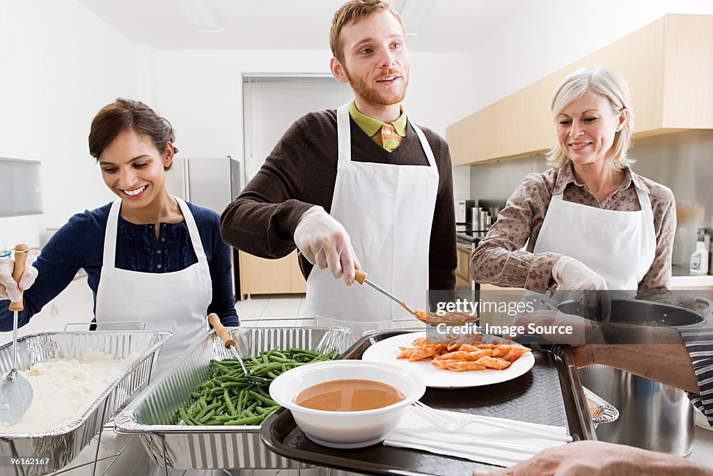 Pessoas volunteering a Sopa dos Pobres