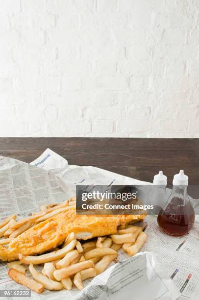 fish and chips - azijn stockfoto's en -beelden