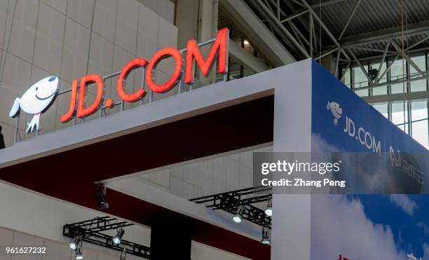 Com shows its smart technology in e-commerce to the visitors. The 2nd World Intelligence Congress was held in Tianjin Meijiang Exhibition Center from...