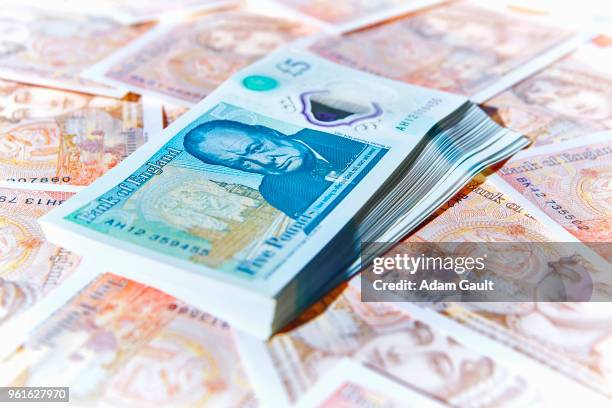 uk five and ten pound notes - nota de cinco pounds - fotografias e filmes do acervo