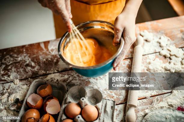 uova per deserto - preparazione foto e immagini stock