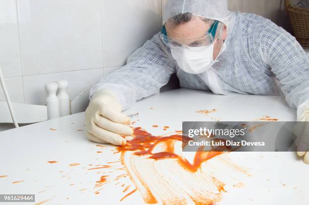 forensic investigator investigating - southern european descent stockfoto's en -beelden