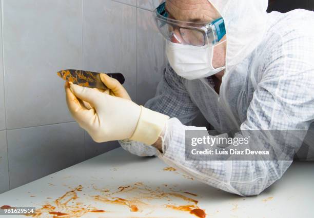 forensic investigator investigating - southern european descent stockfoto's en -beelden