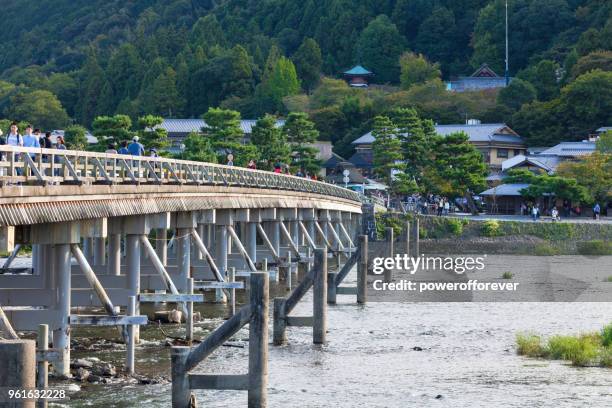 京都の渡月橋橋の上大井河を渡る人々 - 渡月橋 ストックフォトと画像