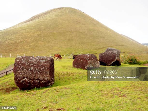 puna pau quarry with red pukao topknots, rapa nui - cinder cone volcano stock pictures, royalty-free photos & images
